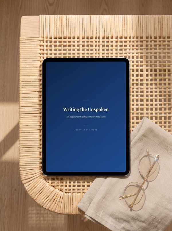 Writing the Unspoken deutsche Ausgabe auf dem iPad auf einem Rattanstuhl, geführtes eBook für heimliche Liebe und unausgesprochene Gefühle