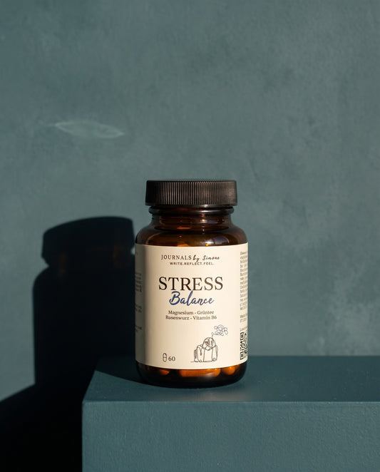 Stress Balance, 60 Kapseln, Braunglasflasche mit Etikett Magnesium, Grüntee, Rosenwurz und Vitamin B6 auf einem petrolfarbenen Podest