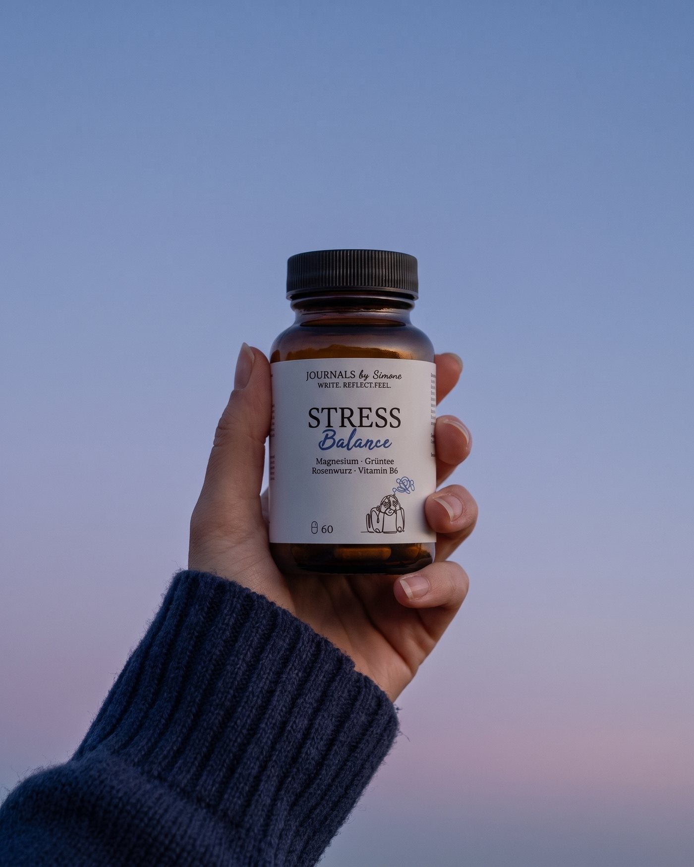 Stress Balance in einer Hand vor dem Abendhimmel zur blauen Stunde