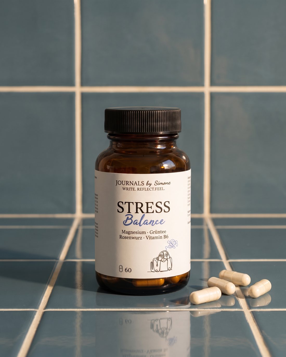 Stress Balance mit zwei Kapseln auf petrolfarbenen Fliesen